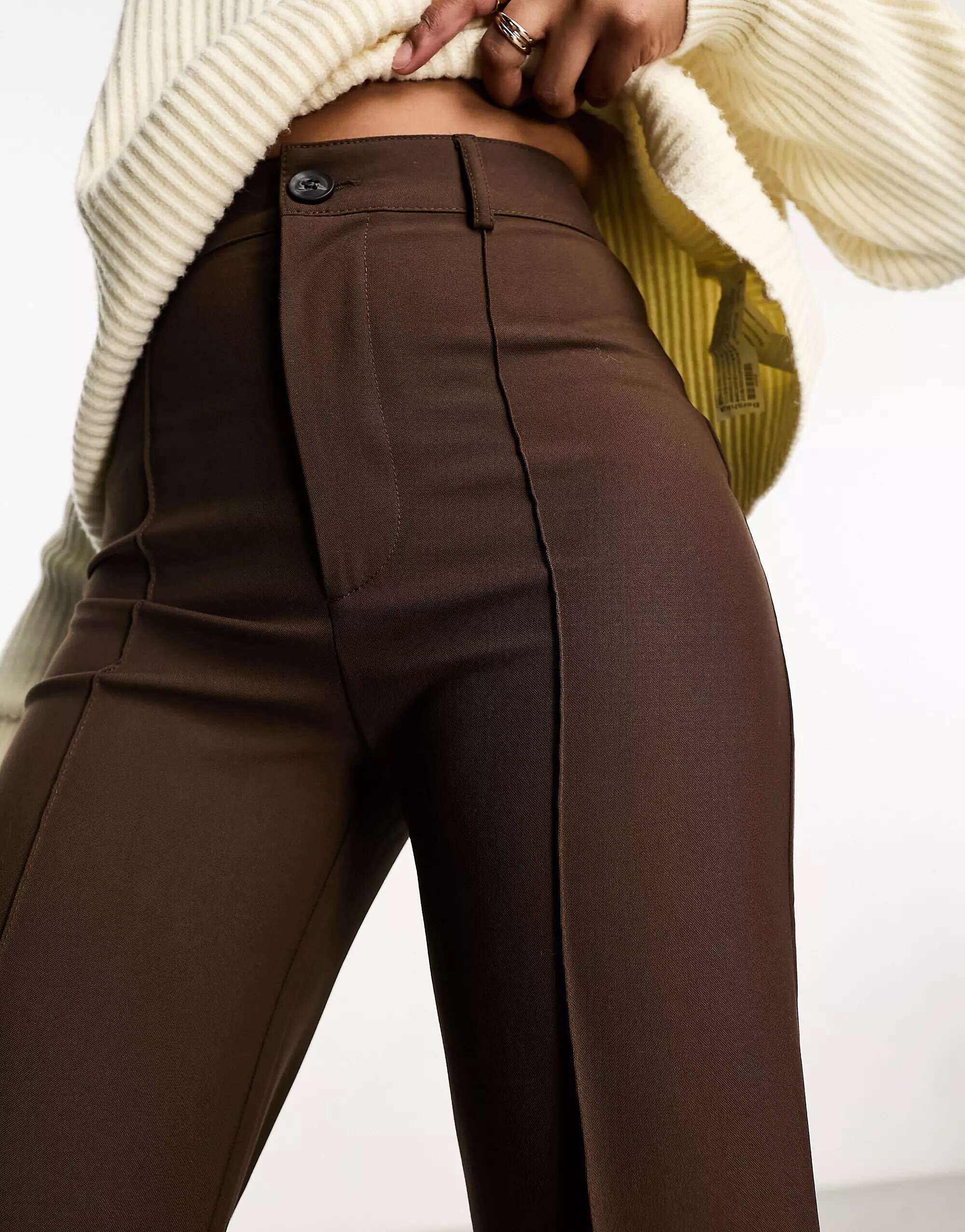 цена Шоколадно-коричневые брюки строгого кроя с завышенной талией и передним швом Pull&Bear