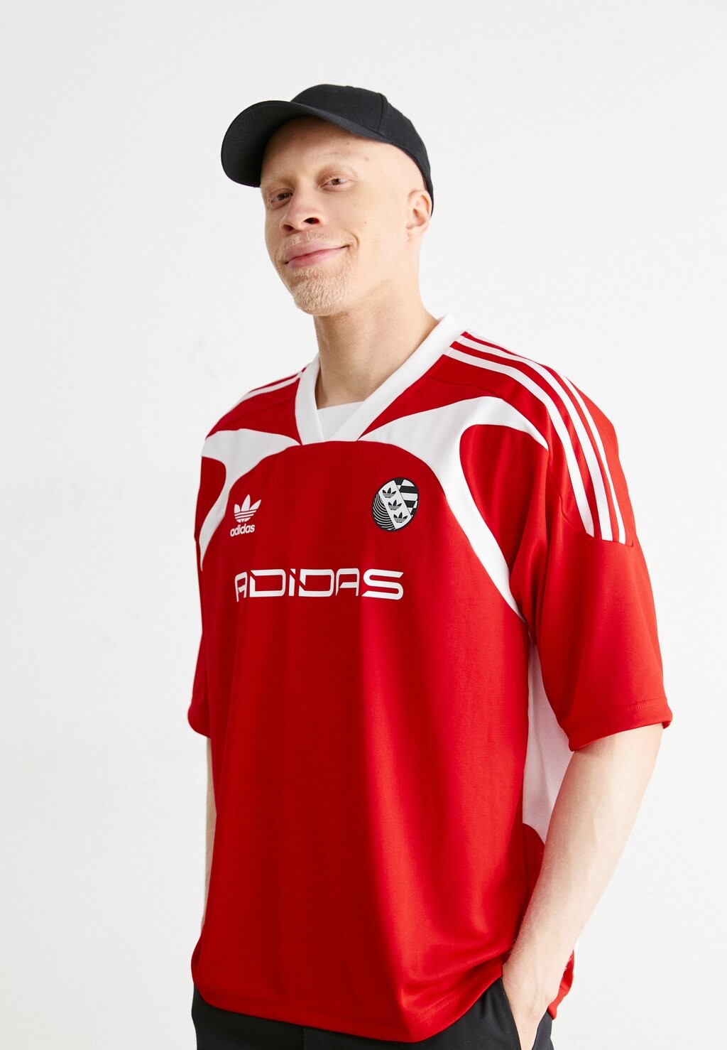 

Футболка с принтом adidas Originals, лучше алого цвета