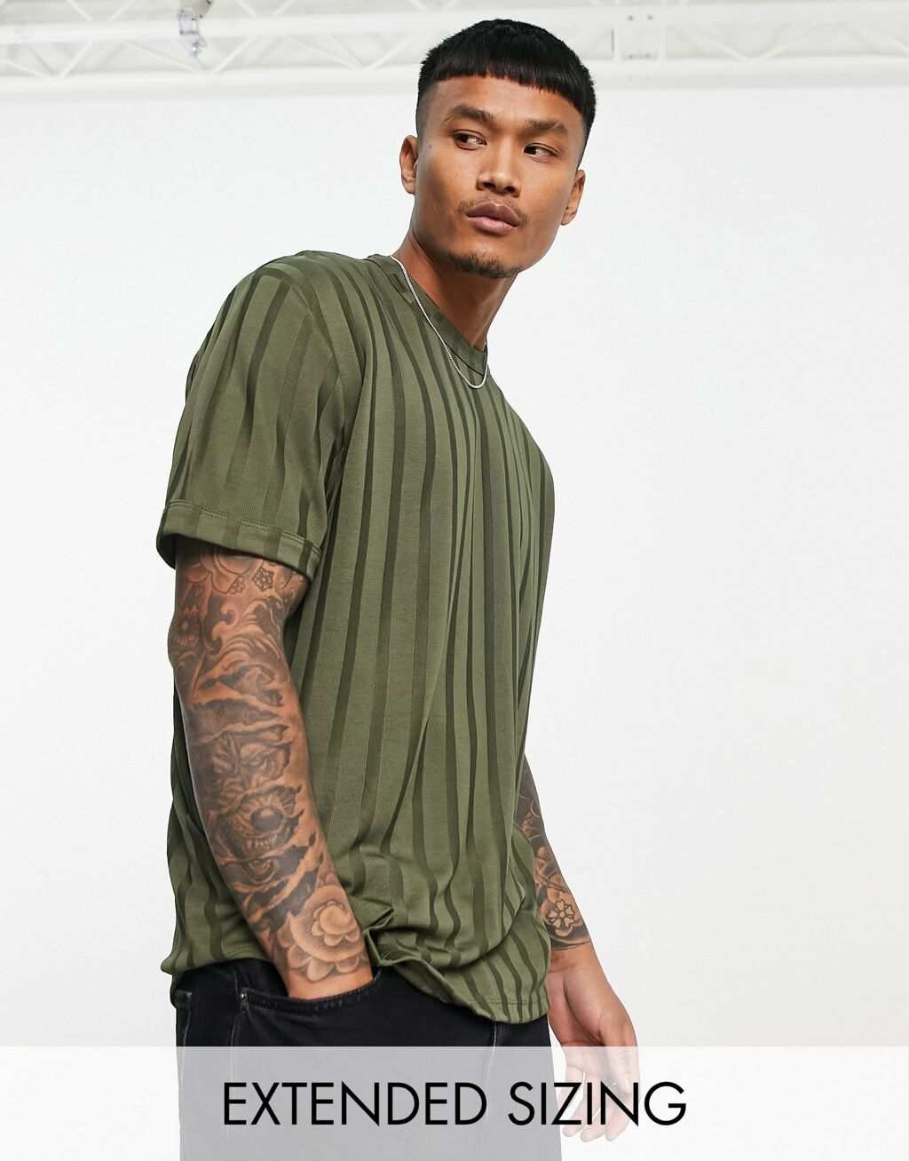 

Свободная футболка цвета хаки с блестящей рубкой ASOS DESIGN