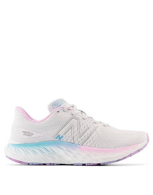 

Серые кроссовки New Balance Evoz