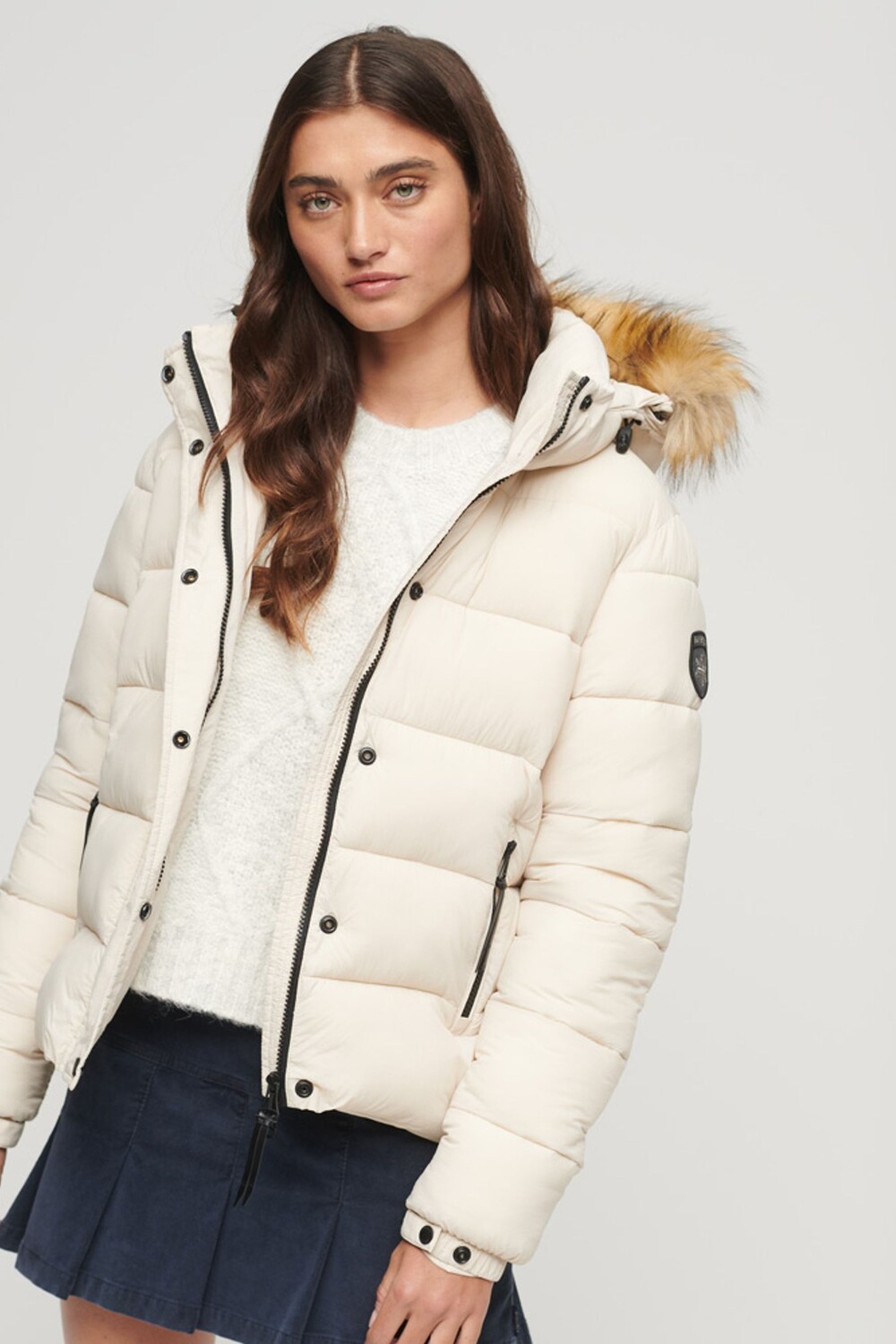 

Короткий пуховик с капюшоном с мотивом из искусственного меха Superdry
