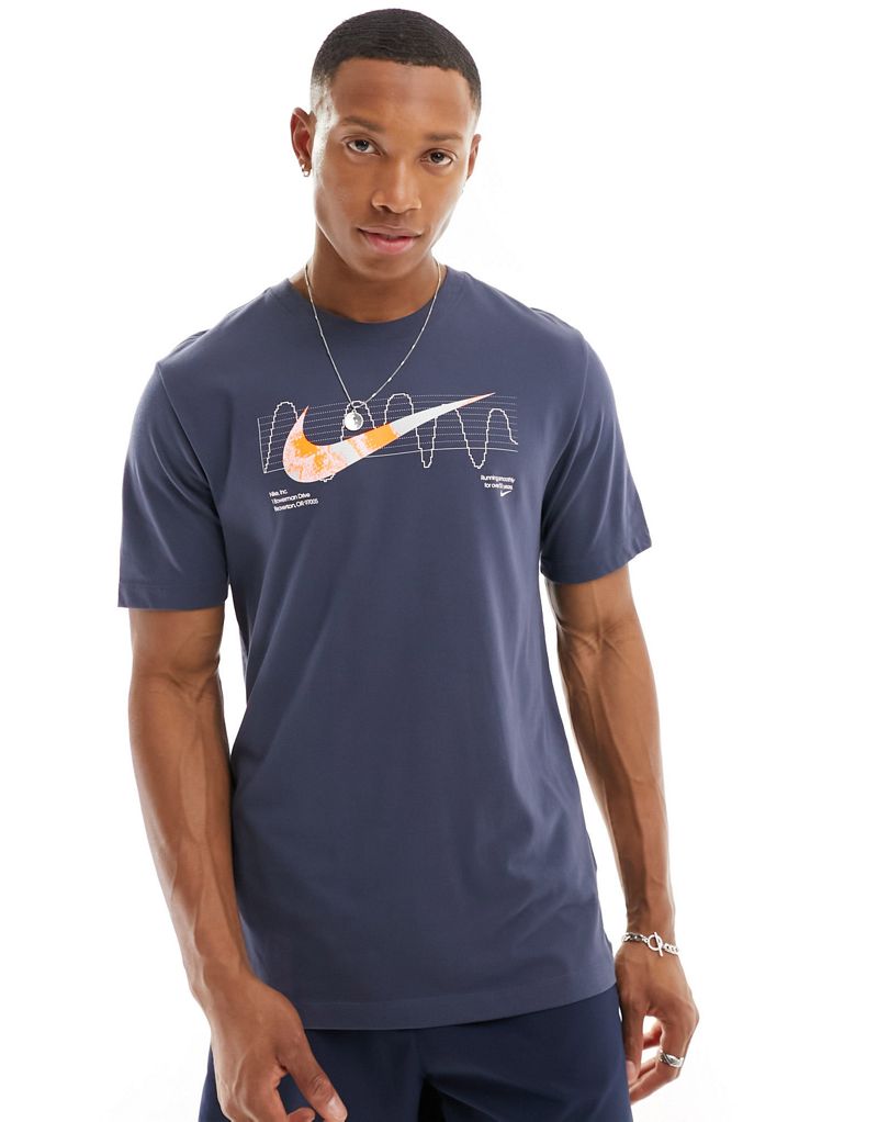 

Nike – IYKYK – темно-синяя футболка Dri-FIT с логотипом