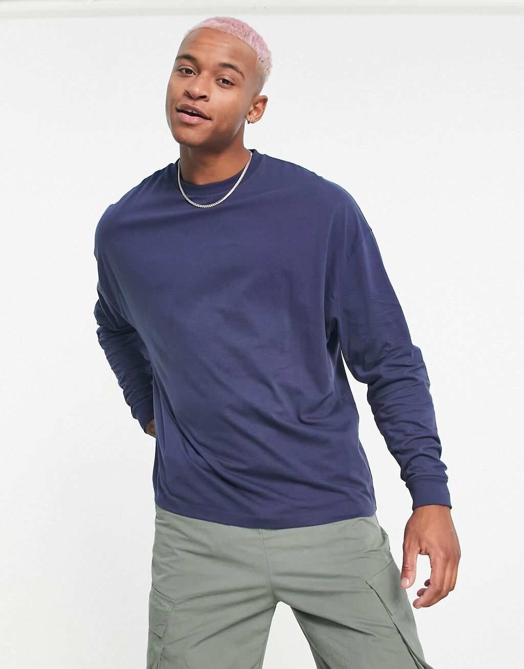 

Темно-синяя футболка оверсайз с длинными рукавами ASOS DESIGN