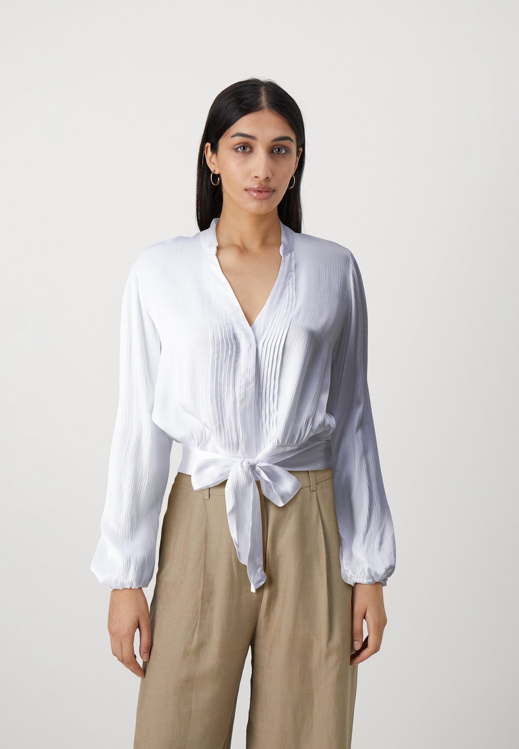 цена Блузка-рубашка SORAYA TIE FRONT Guess, цвет pure white