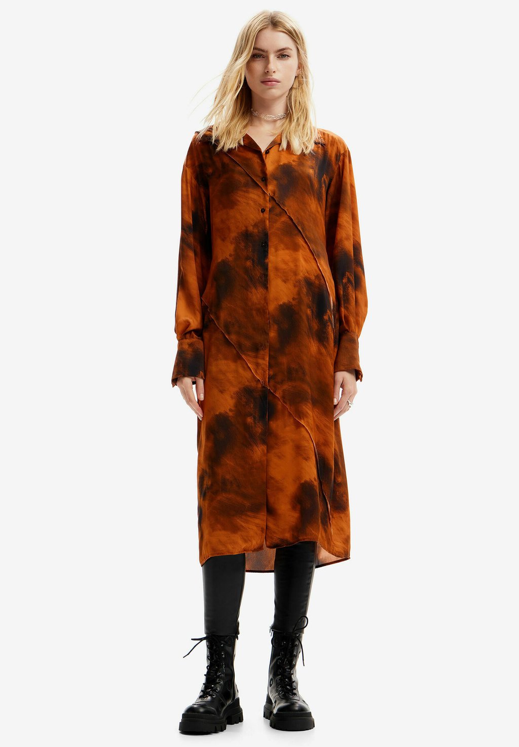 цена Платье-рубашка Desigual МИДИ, оранжевое