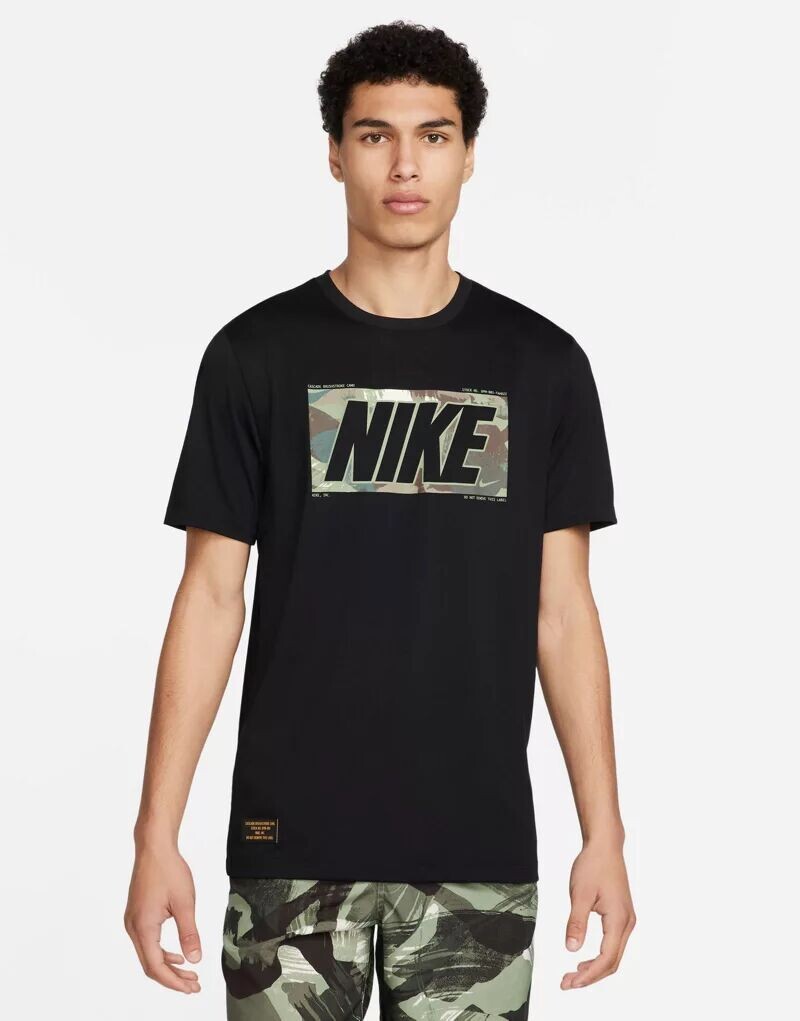 

Черная футболка Nike с камуфляжным графическим принтом