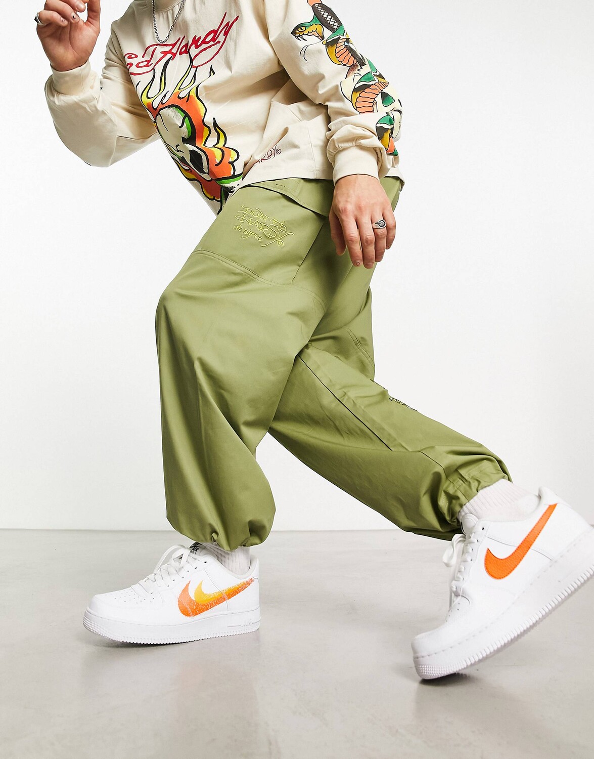 

Бело-оранжевые кроссовки Nike Air Force 1 '07 с двойным логотипом-галочкой