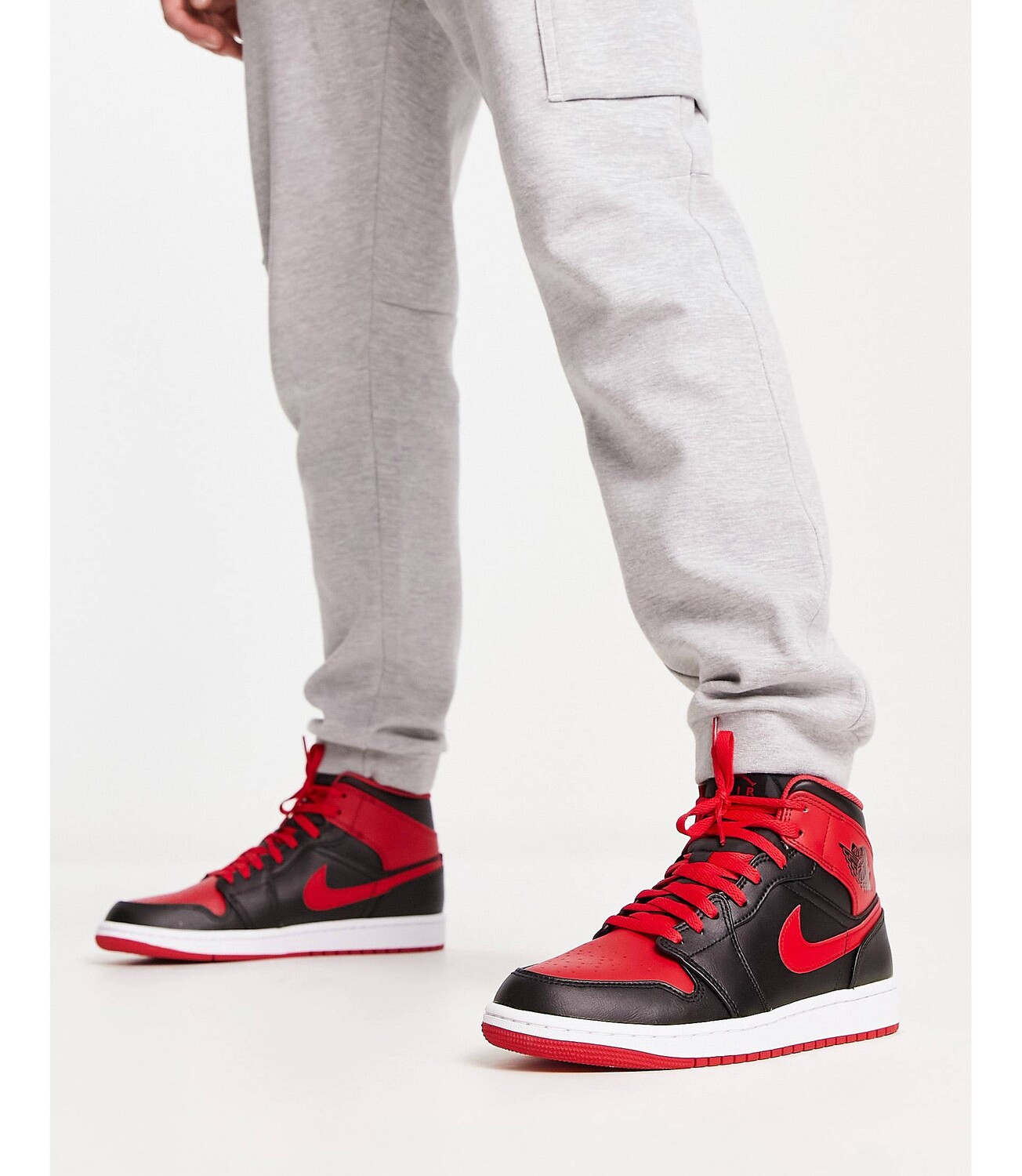 

Черно-красные кроссовки Jordan AJ 1 Mid