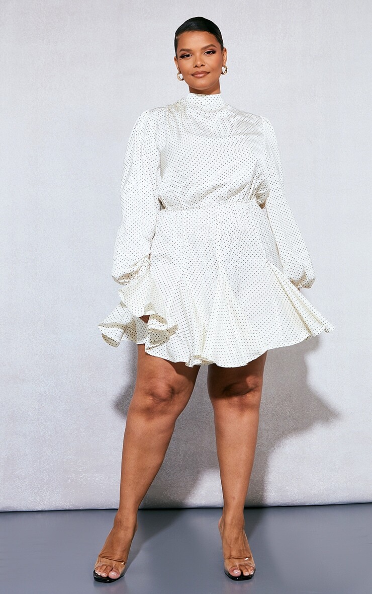 

PrettyLittleThing Кремовое платье прямого кроя со складками по подолу в горошек