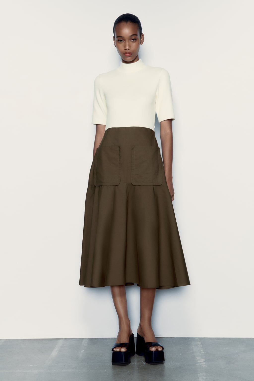 

Платье с подходящими карманами ZARA, хаки