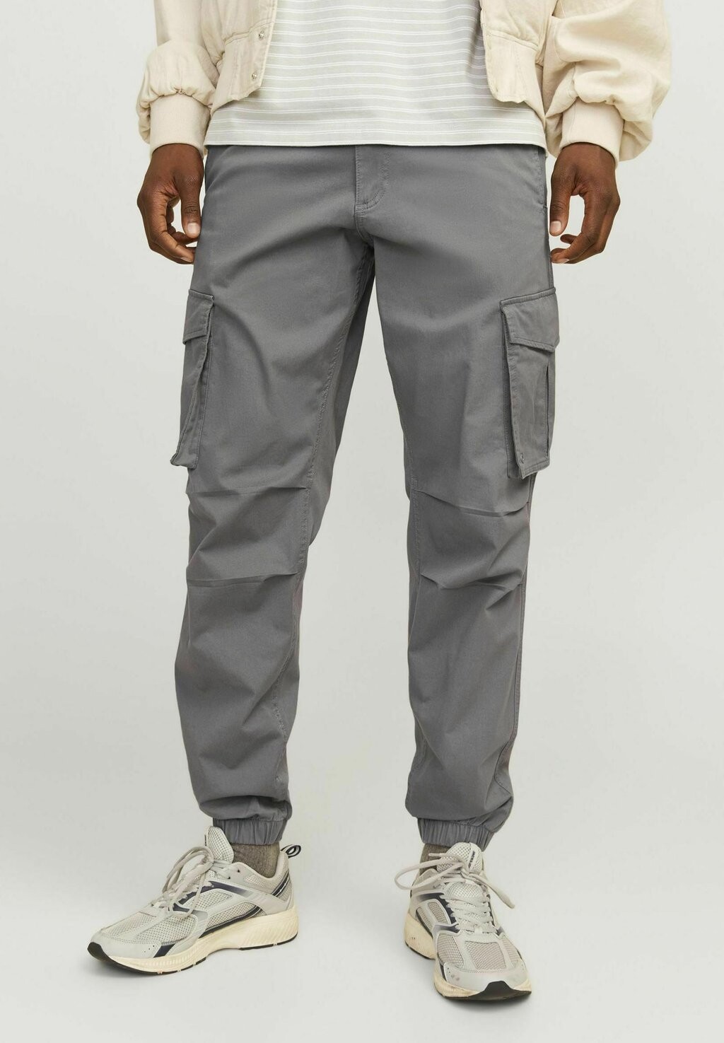 

Брюки в стиле милитари JPSTKANE JJNOAH Jack & Jones, серый