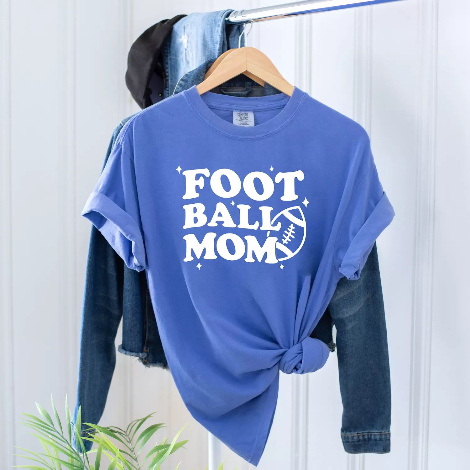 Футболки Football Mom Stars, окрашенные в одежду Simply Sage Market