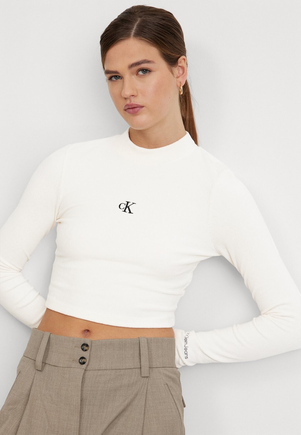 

Футболка с длинным рукавом LONG SLEEVE Calvin Klein Jeans, тофу