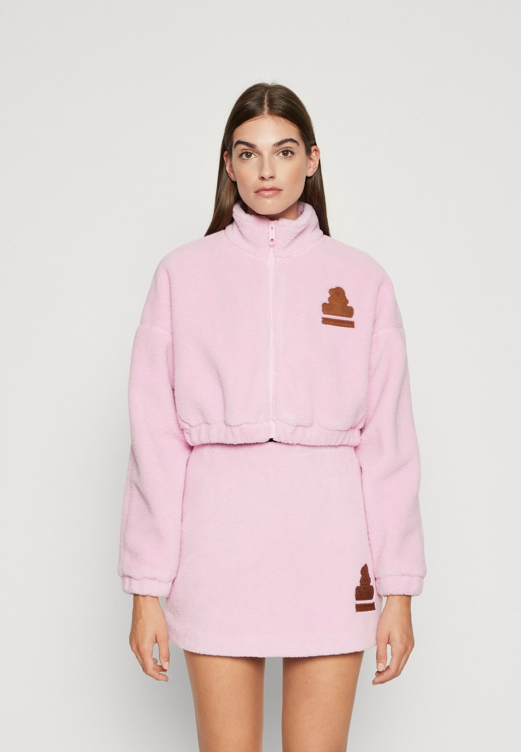 Куртка Guess BANKSY CROPPED FULL ZIP, цвет spring flower pink цена и фото