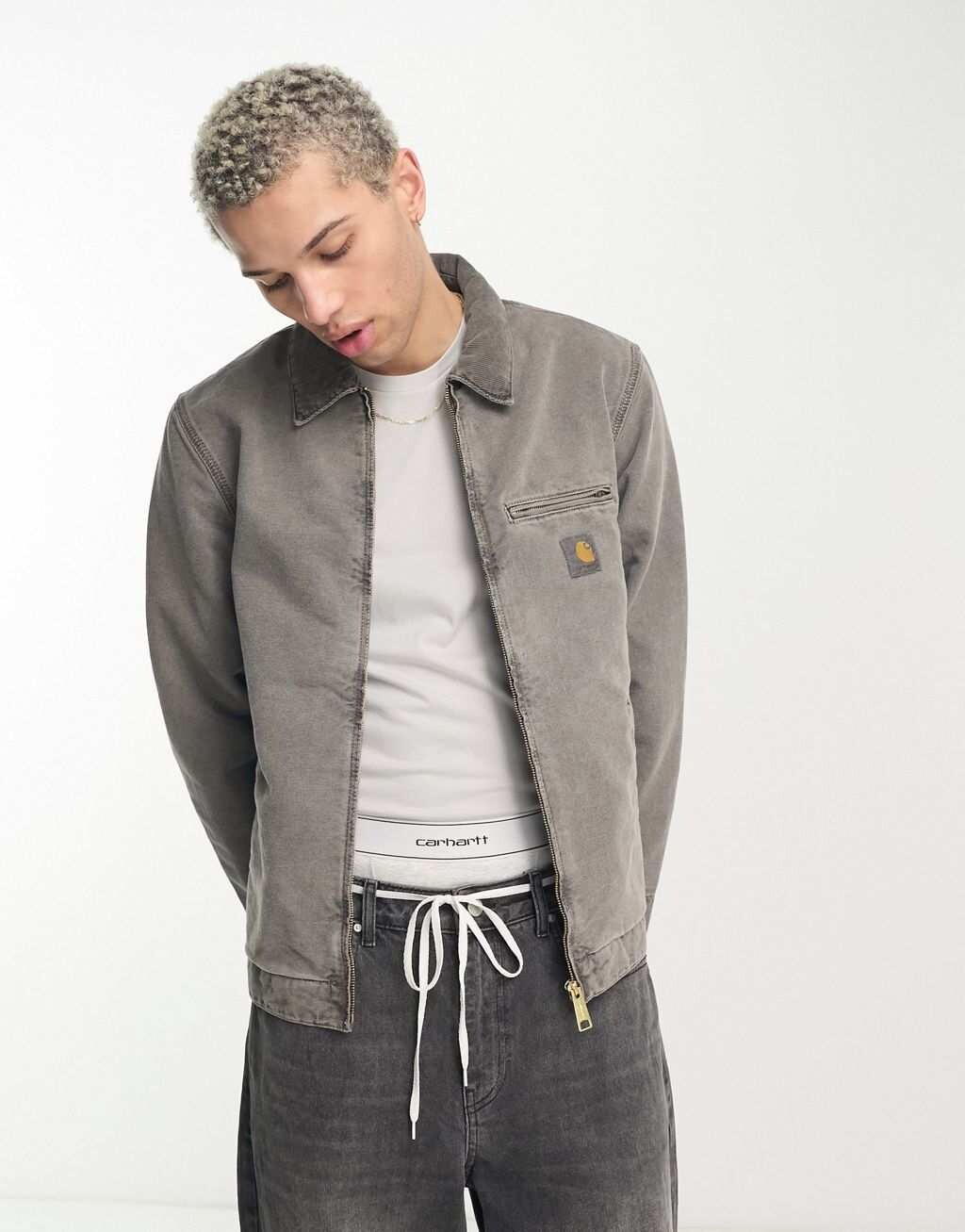 

Черная размытая куртка Carhartt WIP Detroit окрашенная