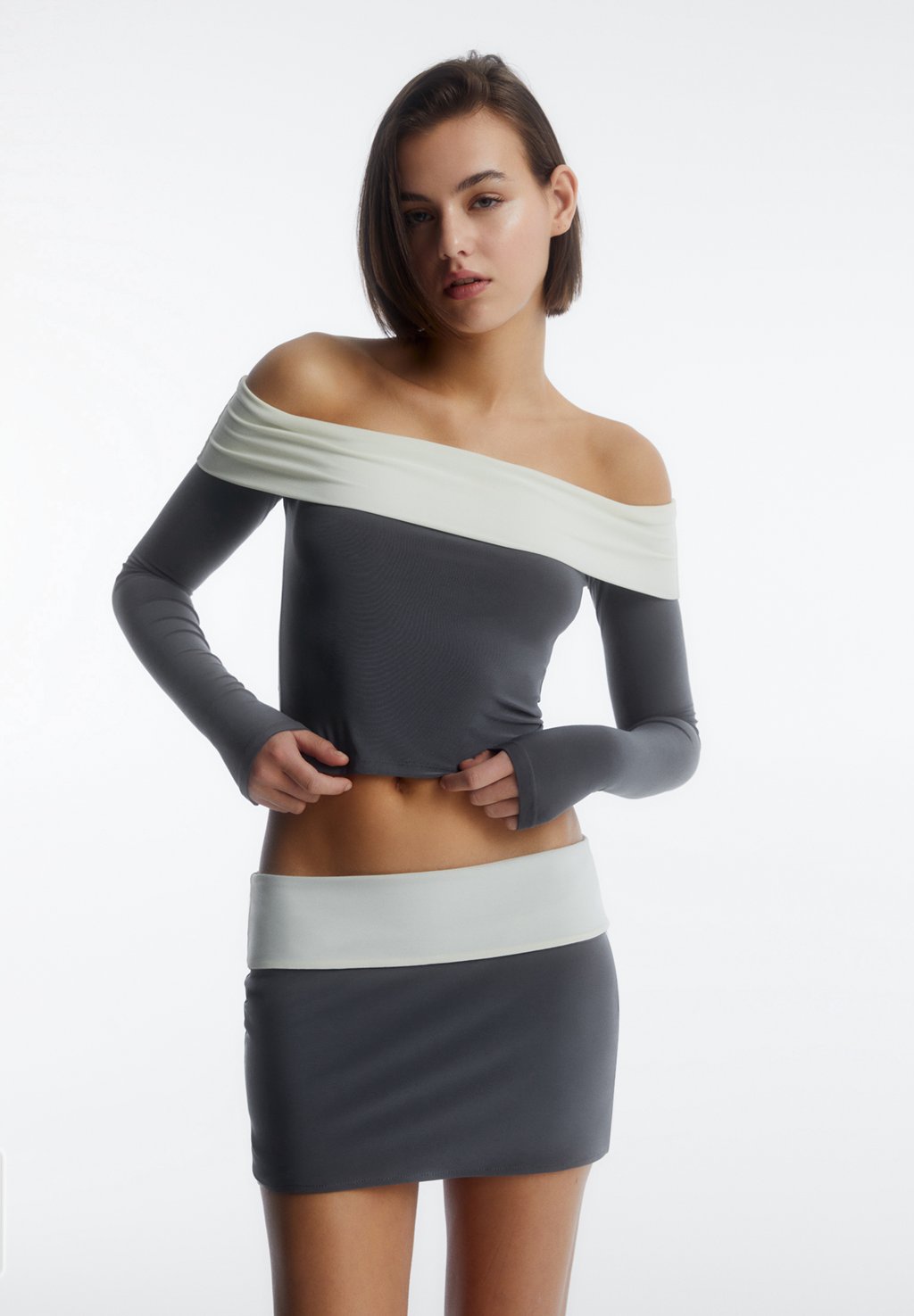 

Футболка с длинным рукавом Contrast Off-The-Shoulder PULL&BEAR, цвет grey