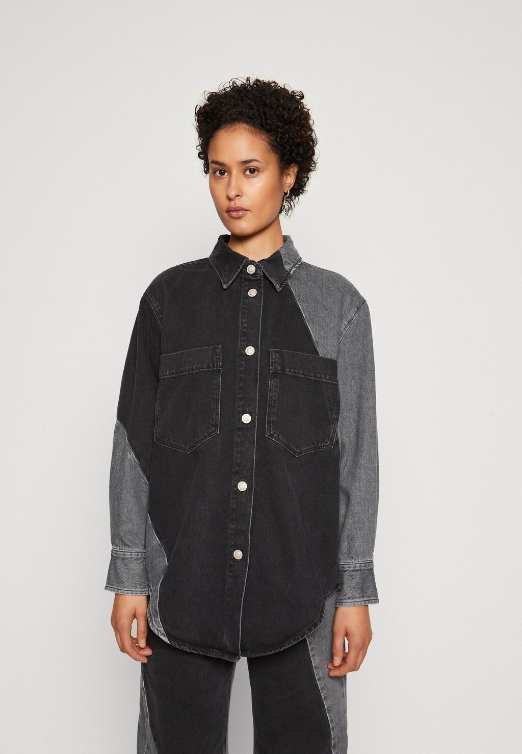 

Рубашка ONLY ONLCARRIE TWO TONE SHIRT, цвет washed black/grey denim