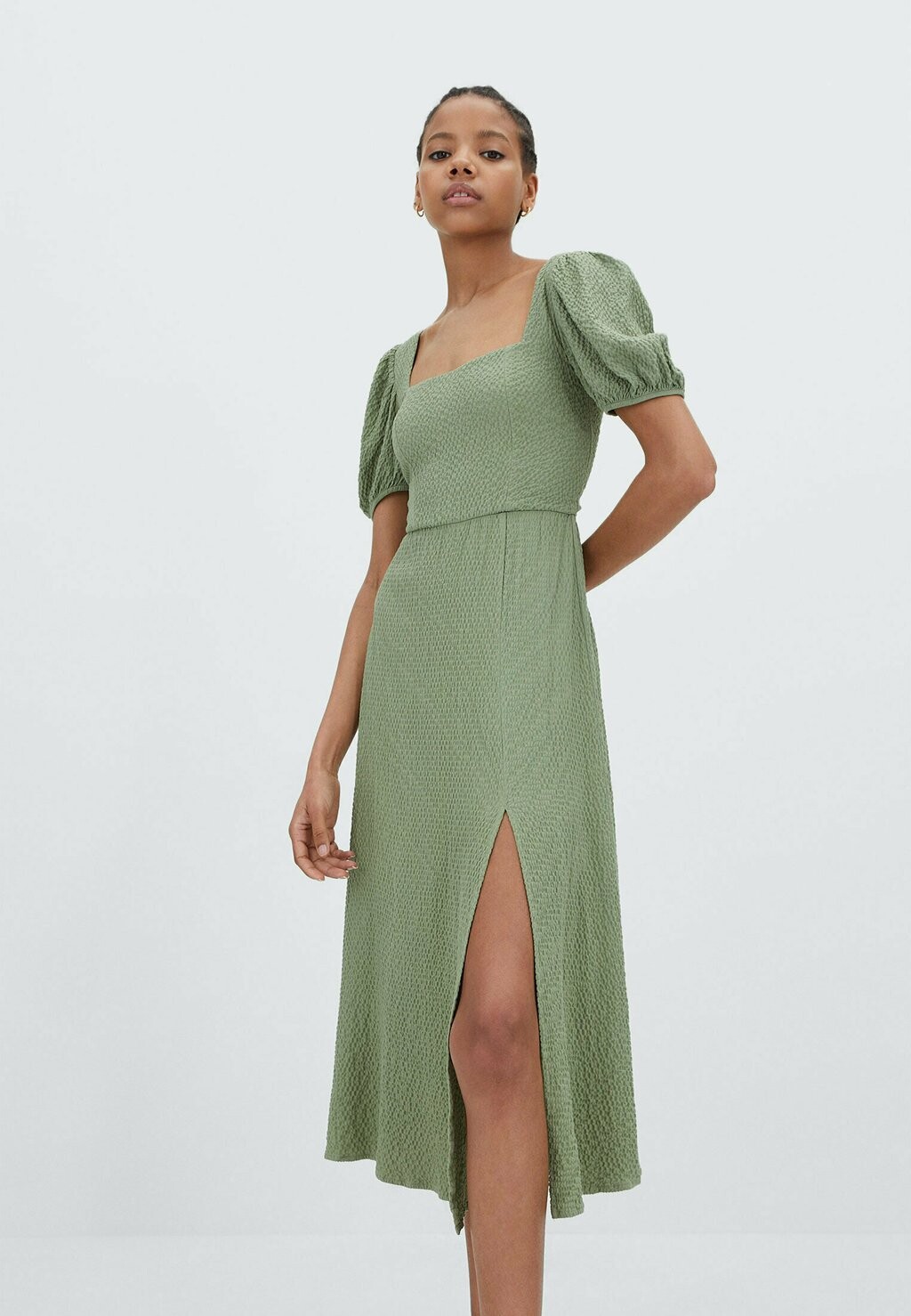 

Летнее платье Stradivarius, зеленый