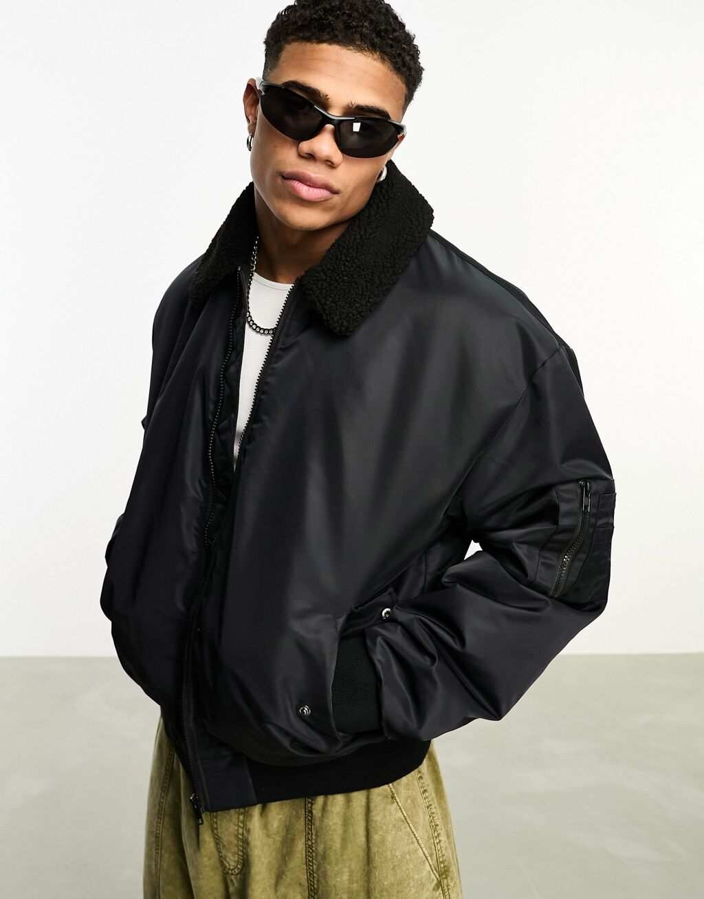 

Черный объемный бомбер с воротником борг ASOS DESIGN