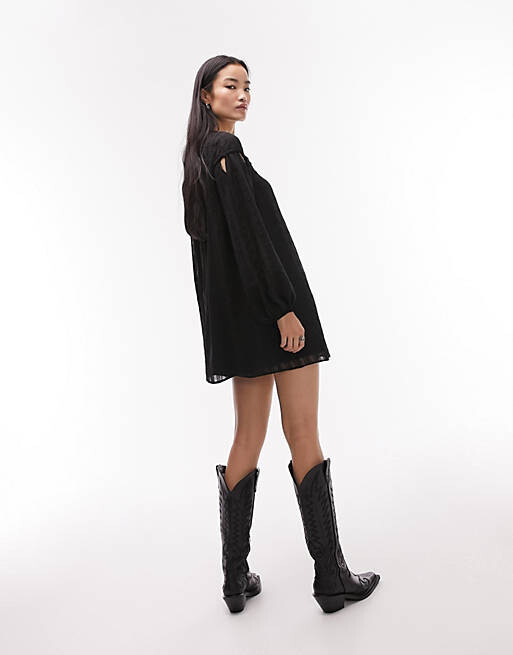 

Черное мини-платье с треугольным фактурным вырезом Topshop