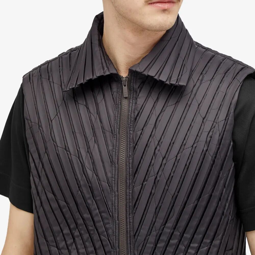 

Homme Plissé Issey Miyake Плиссированный жилет, коричневый