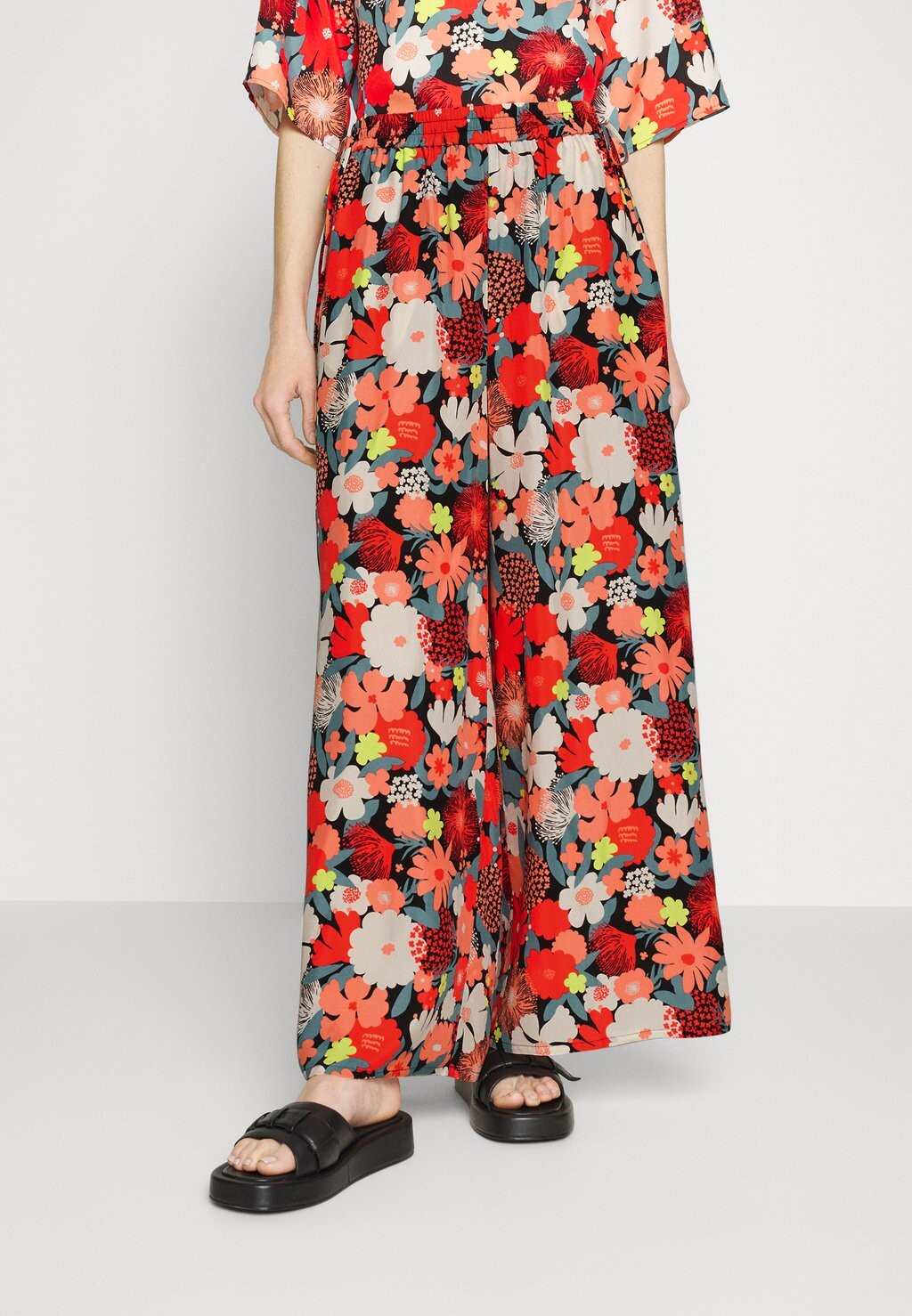 

Брюки Marimekko, красный/зеленый/черный