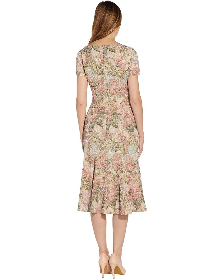

Платье Adrianna Papell Mattelasse Midi Dress with Trumpet Hemline, цвет Rose Multi