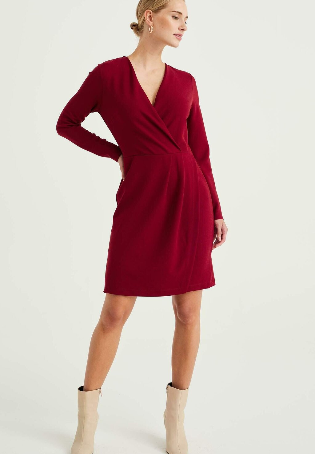 

Повседневное платье WE Fashion, цвет rot