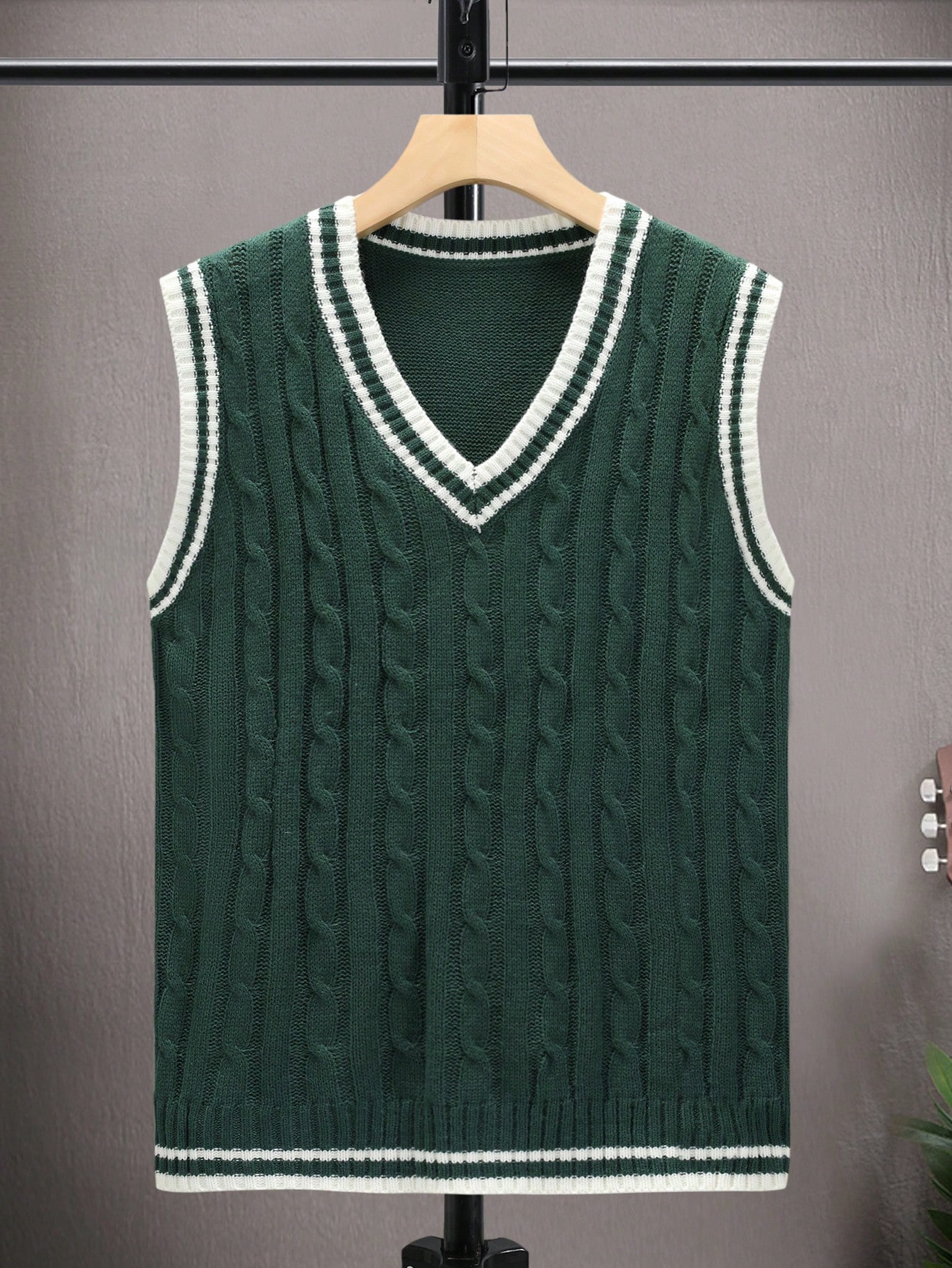 Мужской свитер в полоску с v-образным вырезом Manfinity Sporsity, темно-зеленый жилет с контрастной отделкой