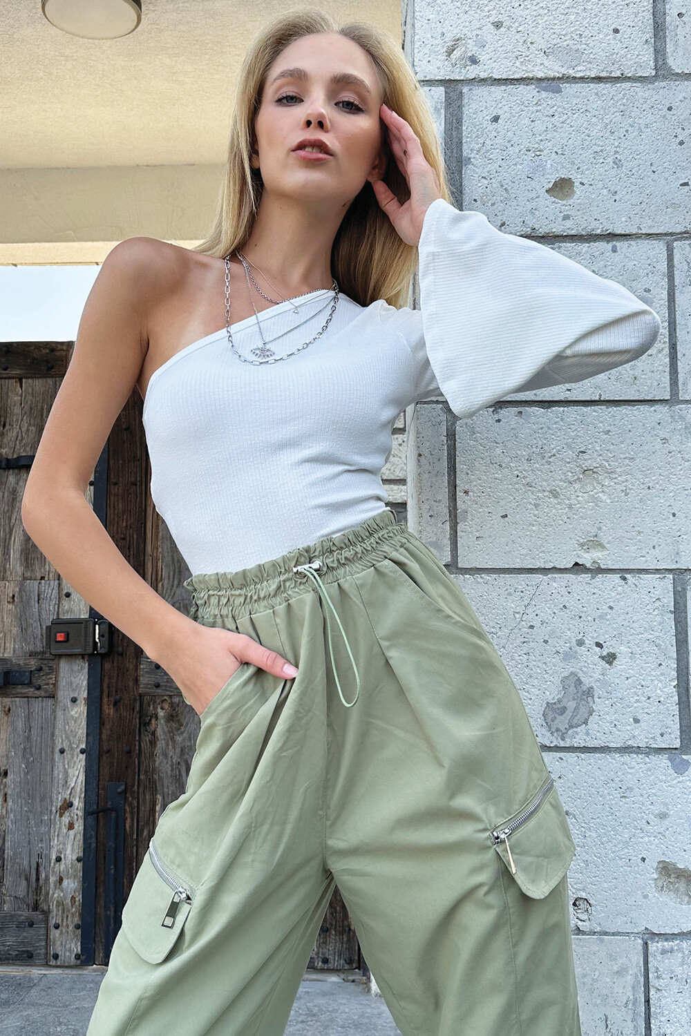 

Женская белая укороченная блузка на одно плечо Trend Alaçatı Stili, белый