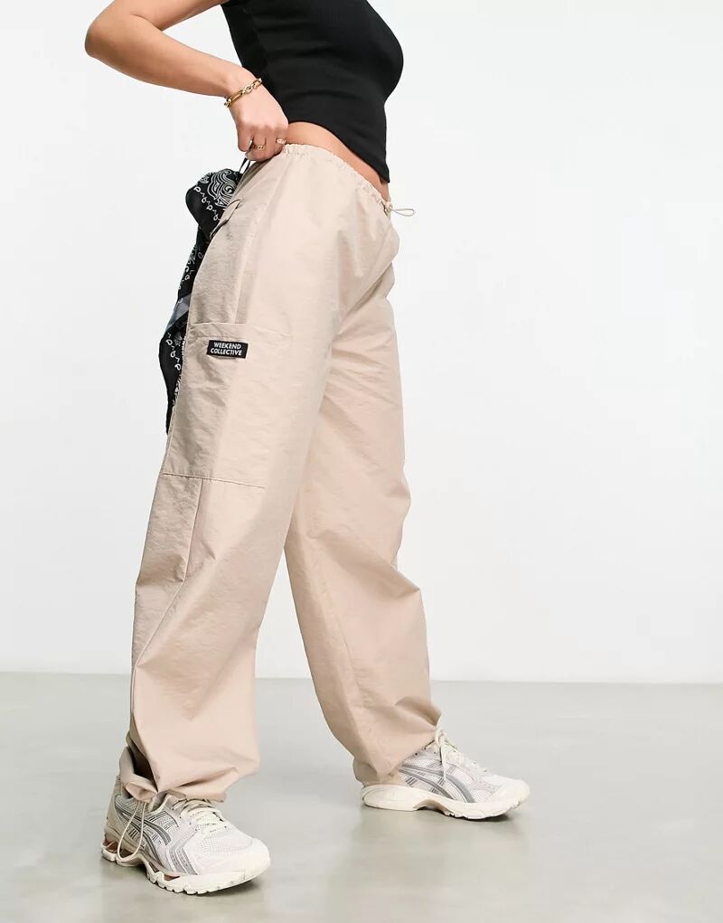 Бежевые брюки карго с карманами и парашютом ASOS Weekend Collective
