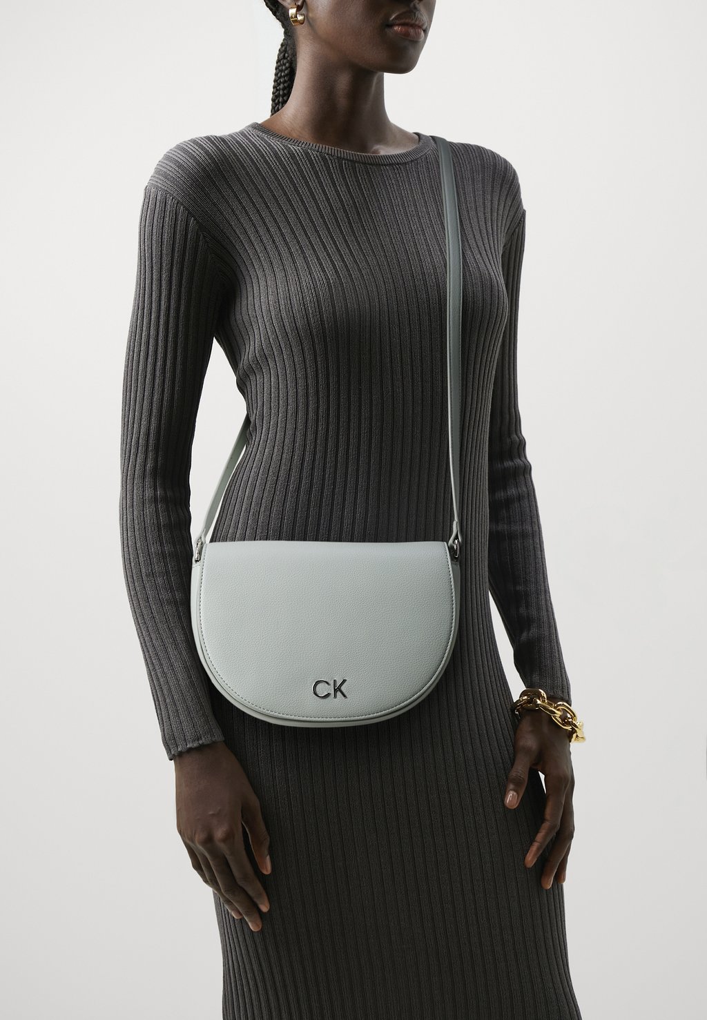Сумка на плечо Daily Saddle Bag Calvin Klein, цвет pigeon цена и фото