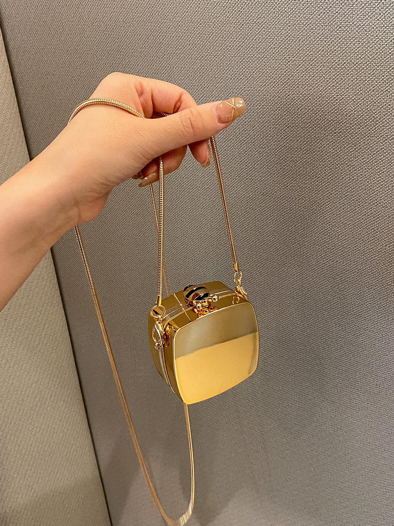 Миниатюрная сумка-коробка с металлической цепочкой, золото