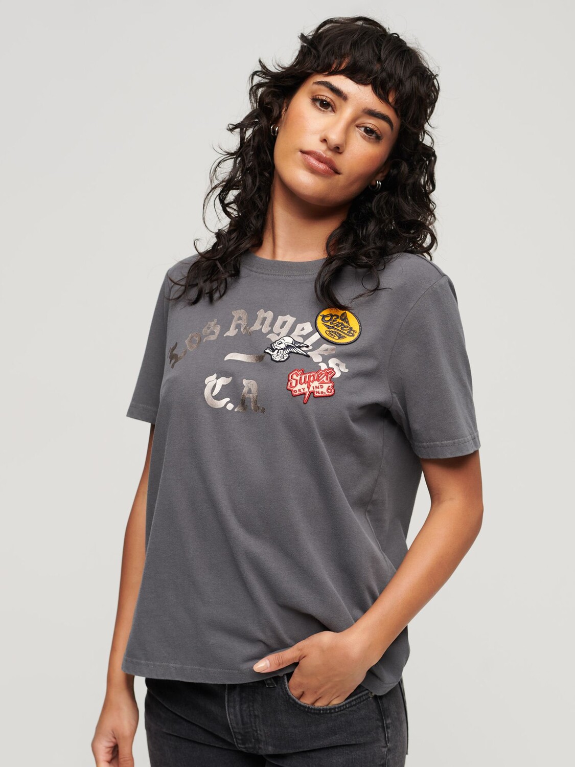 

Футболка с украшением на заказ Superdry, древесный уголь