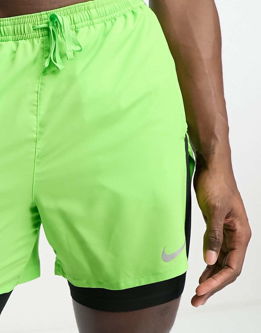 

Зеленые и черные шорты Nike Running Run Division 8 дюймов