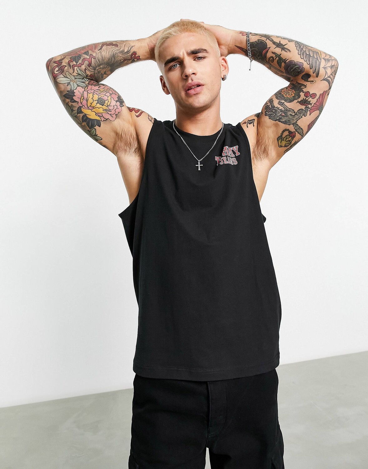 

Черная майка с логотипом Tommy Jeans