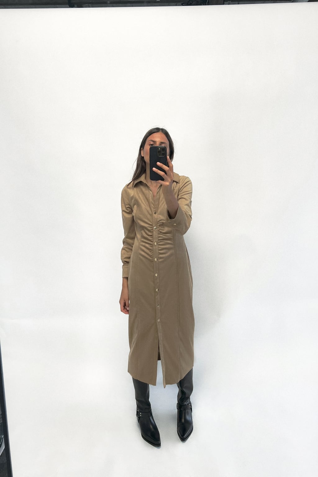 

Платье миди со сборками из искусственной замши ZARA, песочный