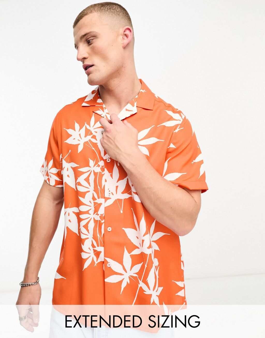 

Рубашка с красными листьями ASOS DESIGN revere