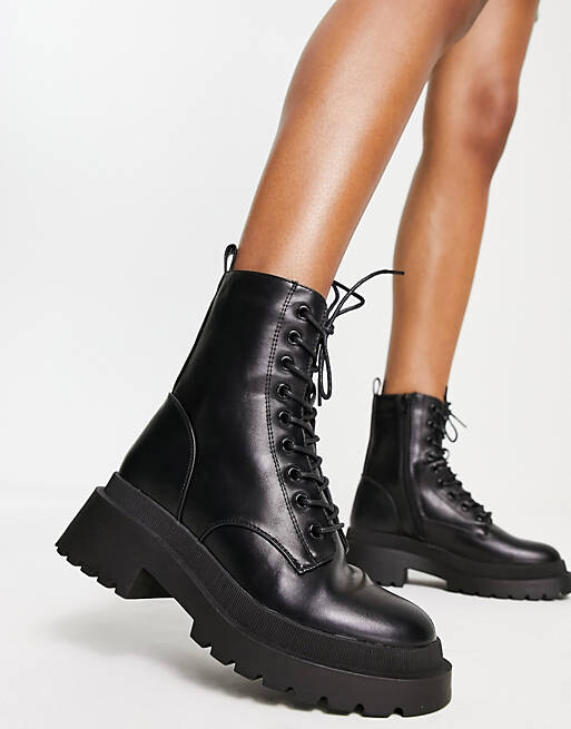 

Черные массивные ботинки на плоской подошве со шнуровкой New Look