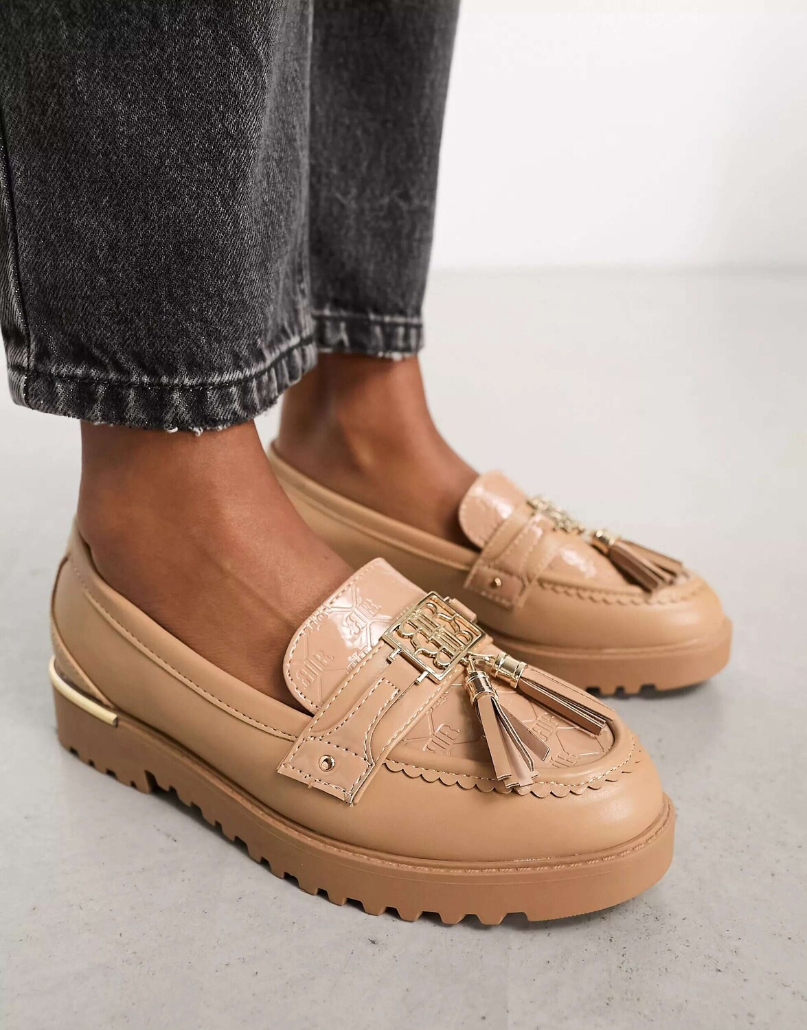 

Темно-бежевые лоферы с кисточками River Island