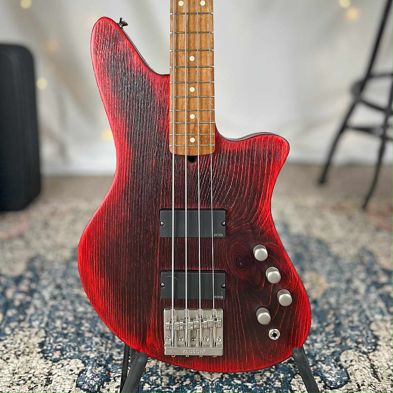 Басс гитара Offbeat Guitars Jacqueline aka Jax 32 Medium Scale Bass in Cherry Bomb Eclipse with Active EMG Pickups