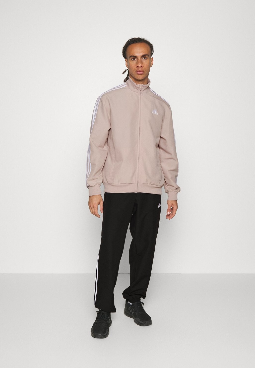 

Спортивный костюм Adidas