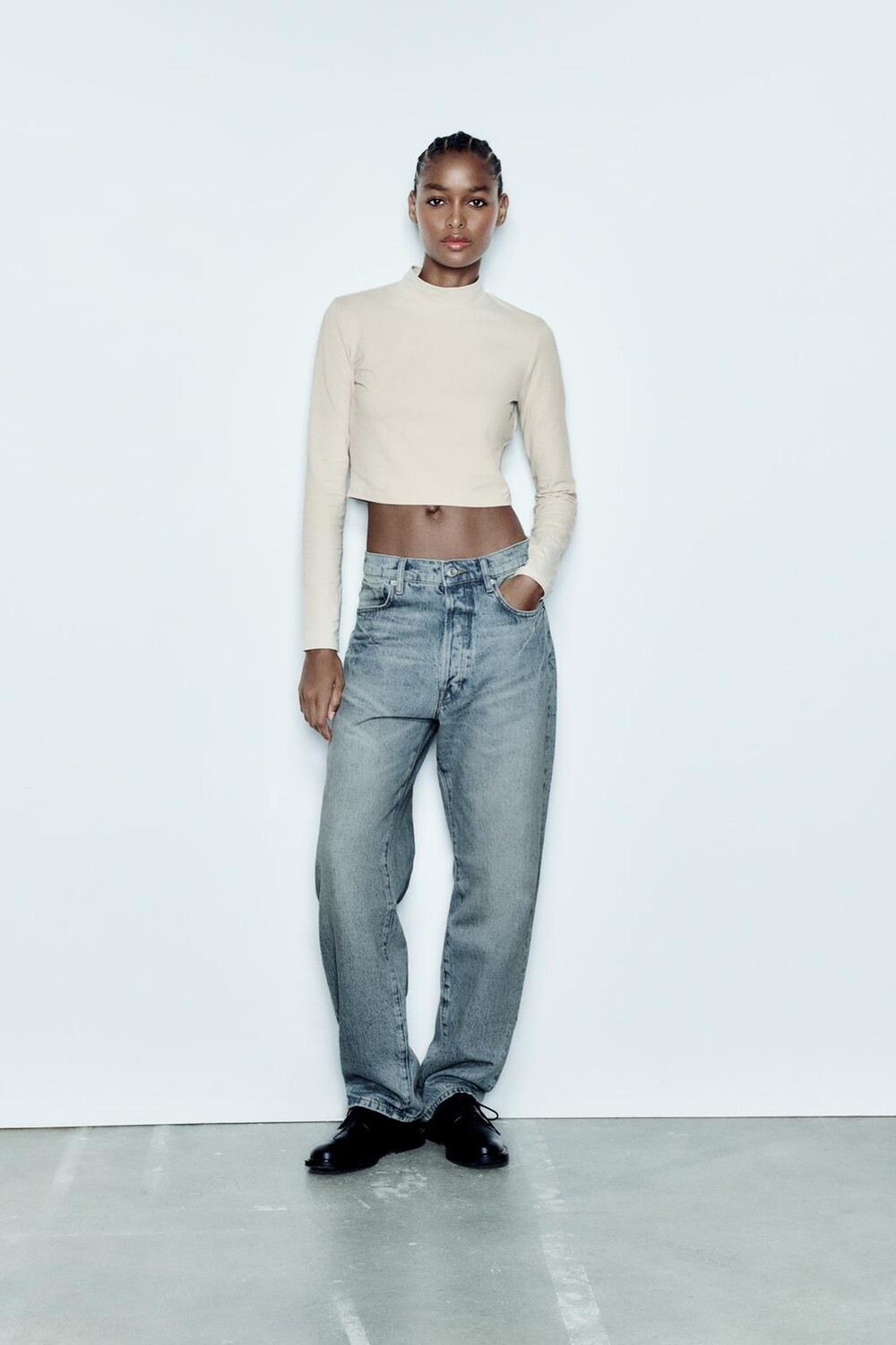 

Укороченный топ с высоким воротом ZARA, песок