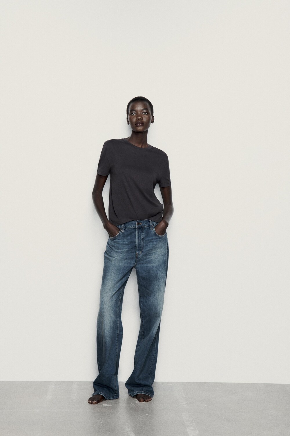 

Базовая футболка Zara, угольно-серый