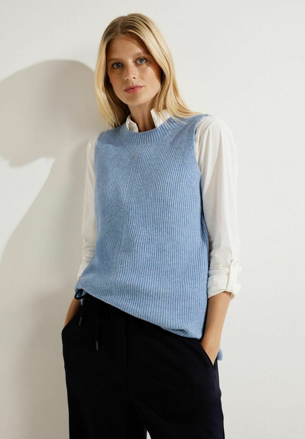 цена Вязаный свитер COSY Cecil, цвет blau
