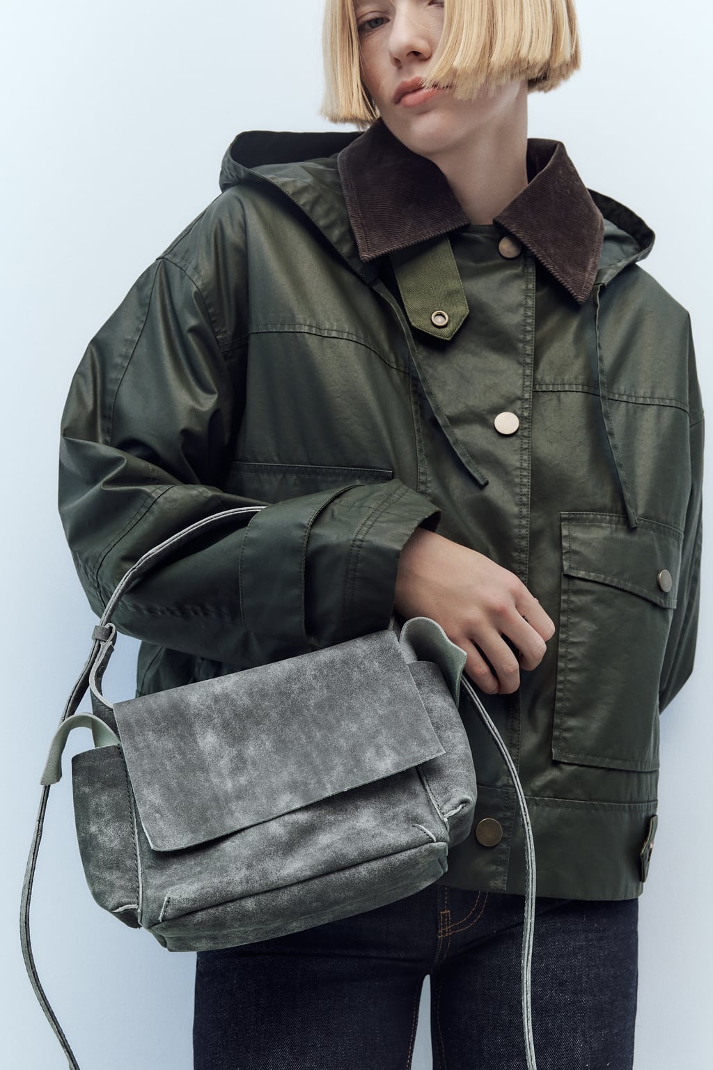 

Сумка через плечо из вощеной кожи ZARA, серый