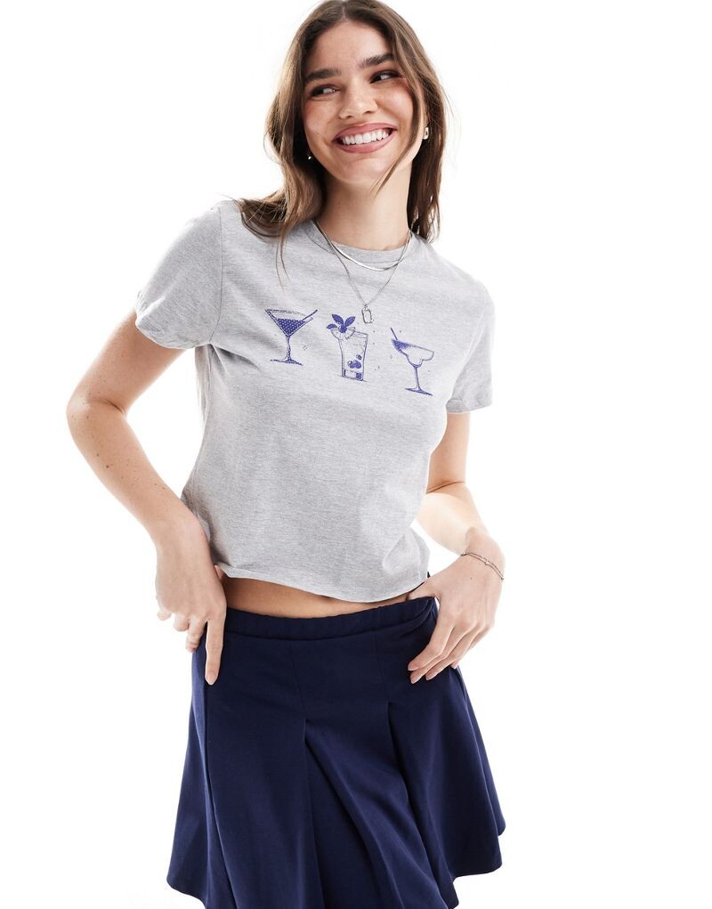 

Укороченная футболка узкого кроя цвета ледяного вереска ASOS DESIGN с тремя коктейльными рисунками