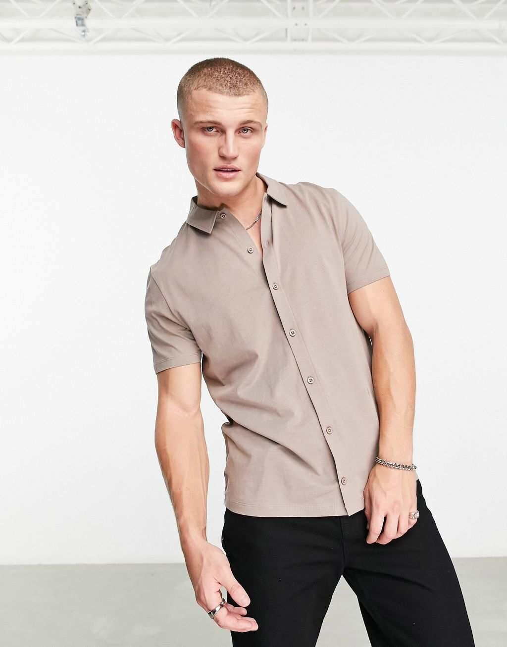 

Светло-коричневая трикотажная рубашка ASOS DESIGN