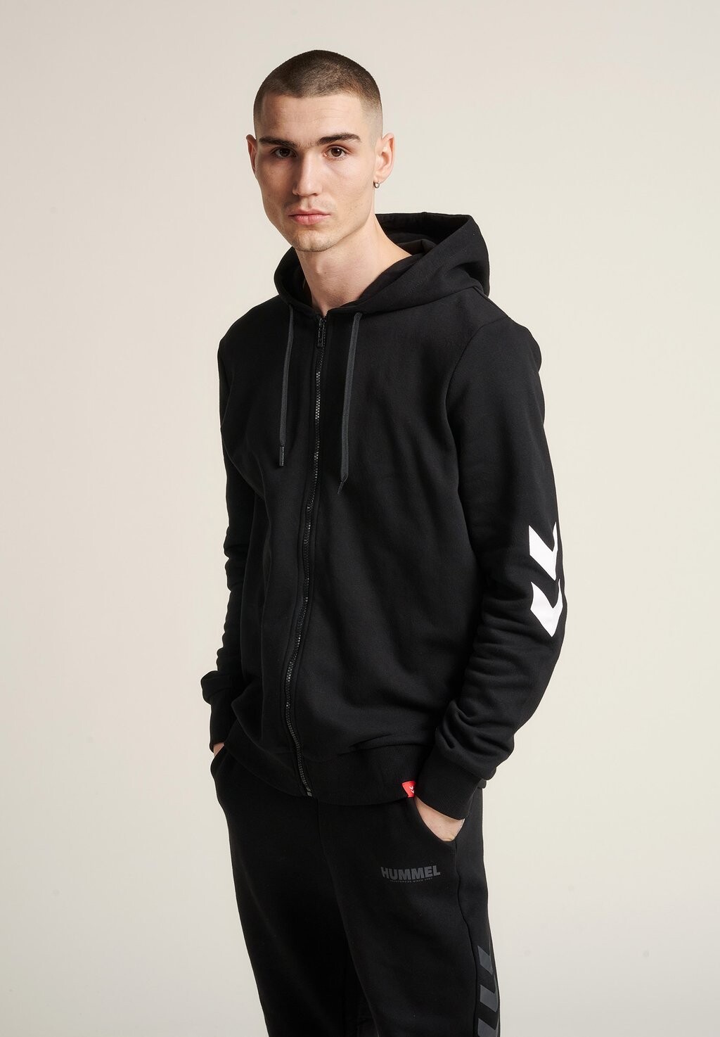 

Толстовка на молнии Hummel, черный