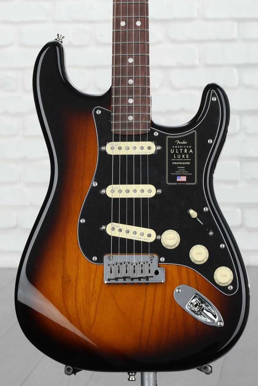 

Fender American Ultra Luxe Stratocaster — двухцветный Sunburst с накладкой из палисандра